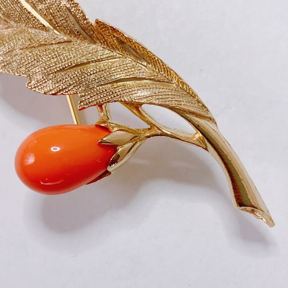 Vintage Signed Sarah Coventry 1960s Brooch Mid Century Gold Tone Faux Coral Pin - Picture 11 of 11